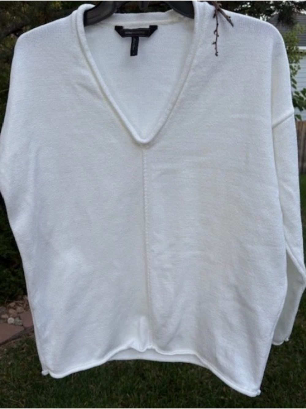 BCBGMAXAZRIA White Winter Sweater V-Neck Y2K excellent condition women's size S